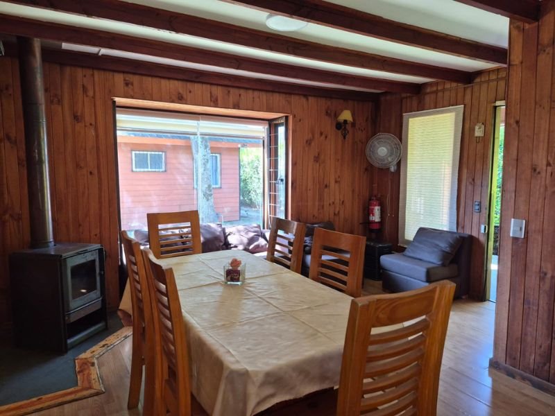 cabaña con dos dormitorios matrimoniales en pucon- comedor