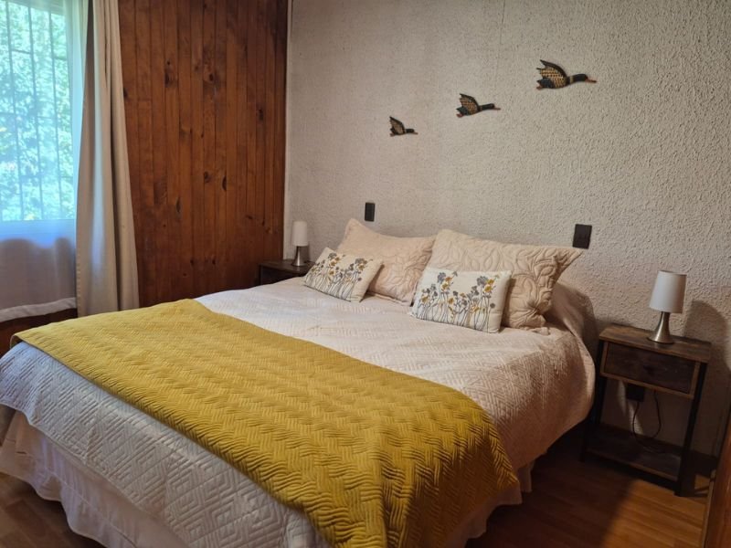 cabaña con dos dormitorios matrimoniales en pucon- dormitorio uno